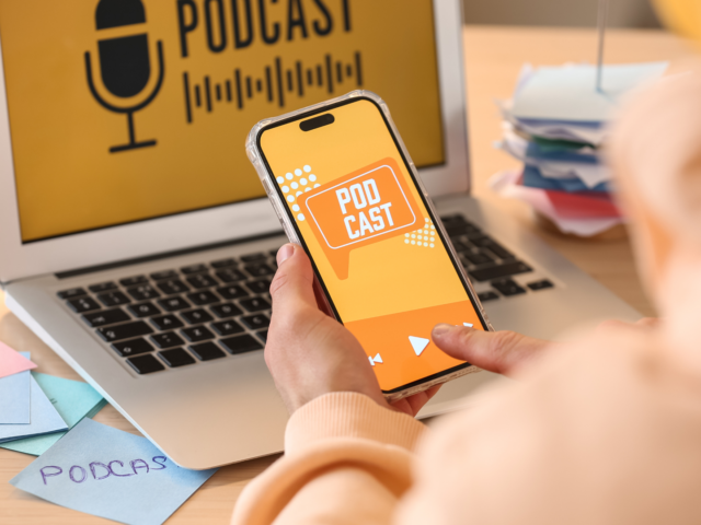 Como podcasts podem ajudar você a aprender inglês de forma natural
