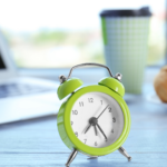 Seu cérebro ama previsibilidade: por que uma rotina simples vence o estudo intensivo