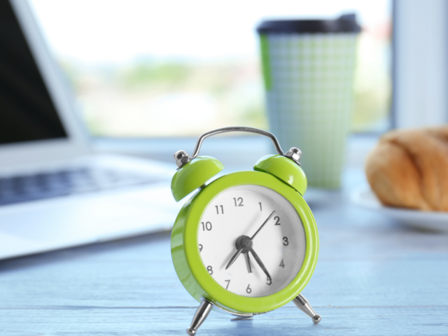 Seu cérebro ama previsibilidade: por que uma rotina simples vence o estudo intensivo