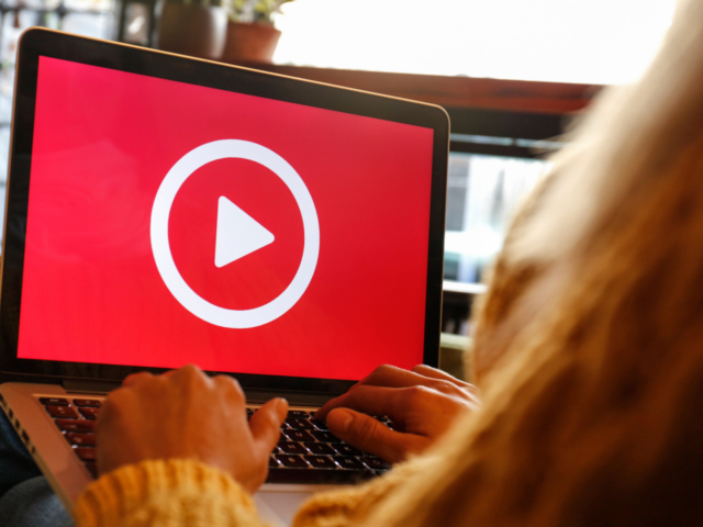 Como transformar o tempo nas redes sociais em prática real de idiomas